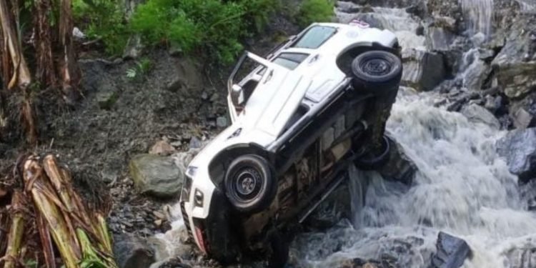 बाढीले गाडी बगायो : यात्रु र चालकले भागेर ज्यान जोगाए