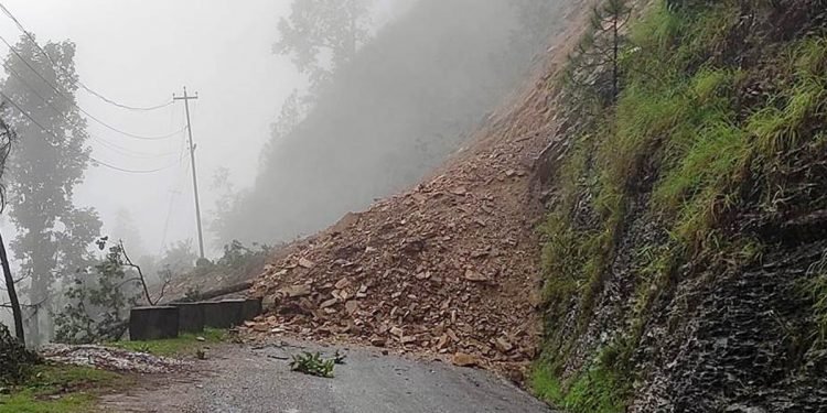 नागढुङ्गामा पहिरो, सवारी आवागमन ठप्प