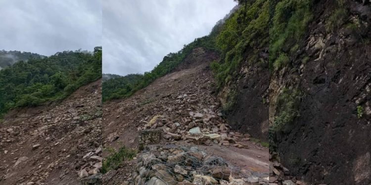 पहिरोले कर्णाली राजमार्ग अवरुद्ध