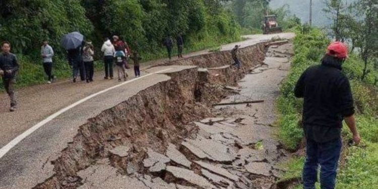 पहिरोले देशभरका दर्जन बढी सडक अवरुद्ध