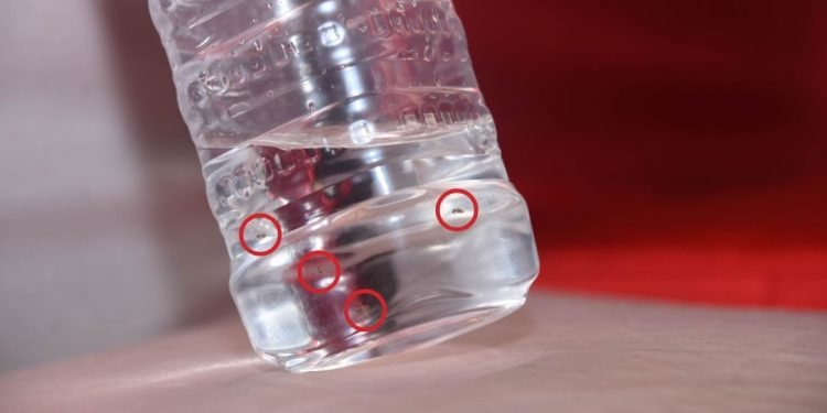 किम्ची रेष्टुरेन्टले कीरा सल्बलाएको पानी बाँडेपछि…