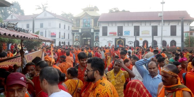 आज साउनको तेस्रो सोमबार, देशभरका शिवालयहरूमा विहानैदेखि भक्तजनको भिड