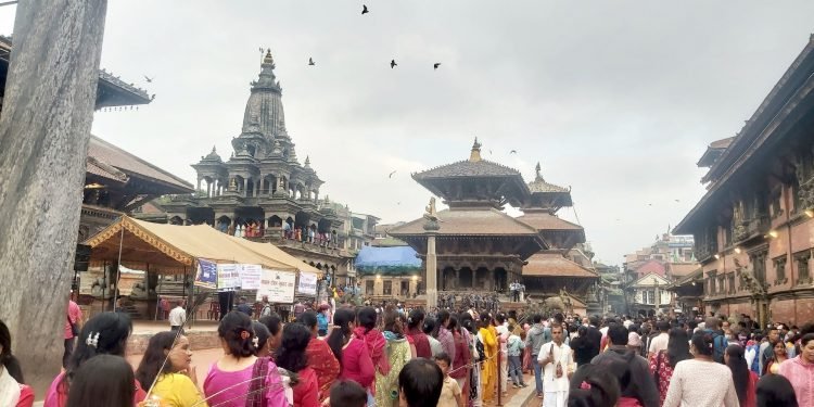 पाटनस्थित कृष्ण मन्दिरमा दर्शनार्थीको घुइँचो (फोटोफिचर)