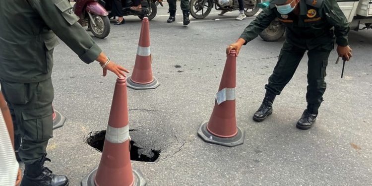 काठमाडौंको बानेश्वरमा सडक भासियो