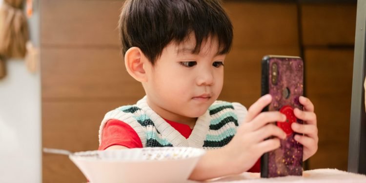 छोराछोरीलाई यसरी राख्नुहाेस् माेबाइलबाट टाढा!