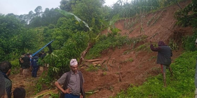 पहिरोले भूकम्प पीडितको अस्थायी टहरा पुरिँदा ३ जनाको मृत्यु