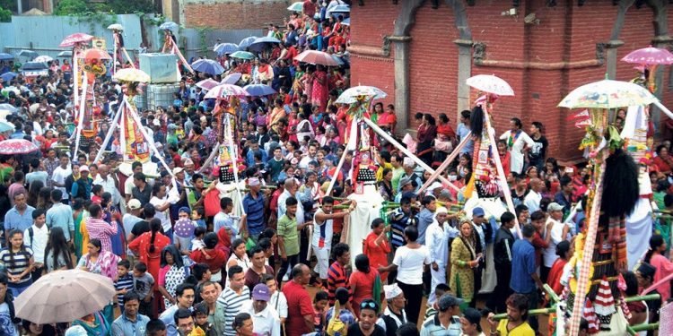 दिवंगत आफन्तको सम्झनामा यसरी मनाइँदैछ बनेपा र धुलिखेलमा गाईजात्रा