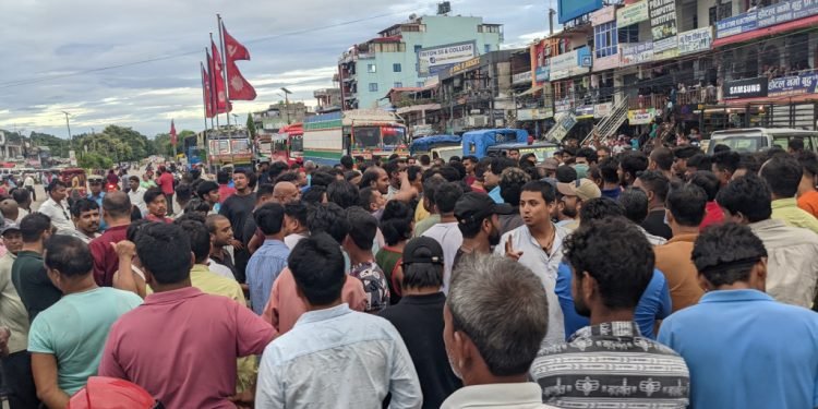 प्राधिकरणले पटक-पटक लाइन अवरुद्ध गरेकाे भन्दै पूर्व-पश्चिम राजमार्गमा चक्काजाम