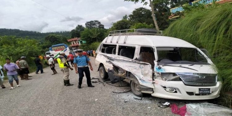 बस र माइक्रो एक आपसमा ठोक्किँदा आठजना घाइते