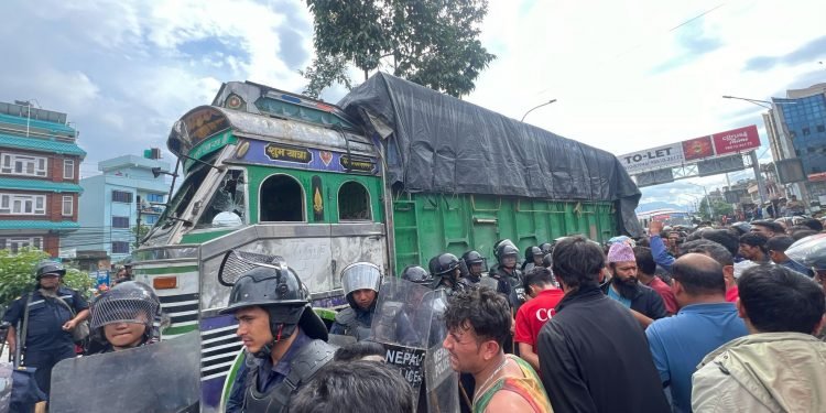 भक्तपुरको गठ्ठाघर क्षेत्र तनावपूर्ण, सशस्त्र परिचालन