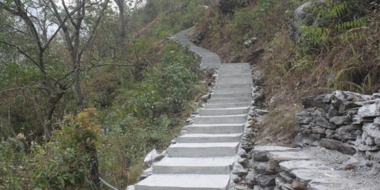 वाल्मीकि आश्रम पुग्ने पैदलमार्ग निर्माण