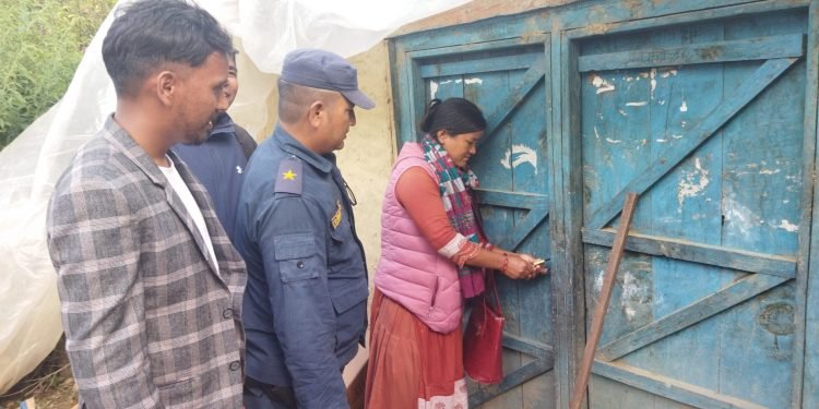 काँचो स्याउ सङ्कलन गर्ने व्यापारीका गोदाममा ताला