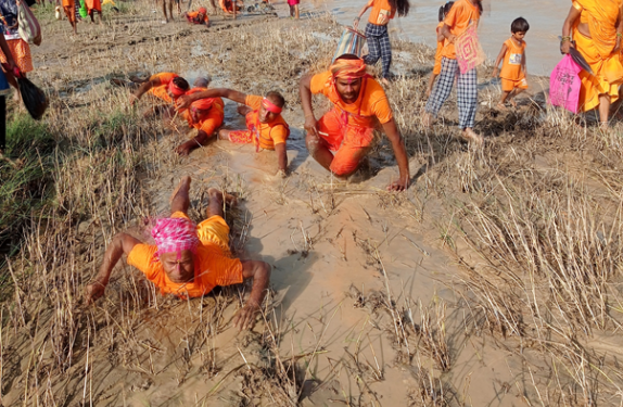 टुटेश्वरनाथको दर्शनका लागि दण्डीयात्रा जारी