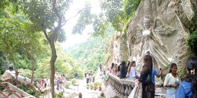पर्यटकीयस्थल ऐनापहरातर्फ पर्यटकको आकर्षण
