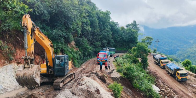पहिरो पन्छाइएपछि विमलनगर-आँबुखैरेनी खण्ड दुईतर्फी सञ्चालनमा
