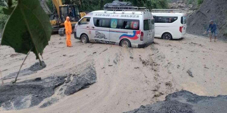 रोशी क्षेत्रमा २ भन्दा बढी यात्रु अलपत्र, महिला र बालबालिका बिरामी पर्न थाले