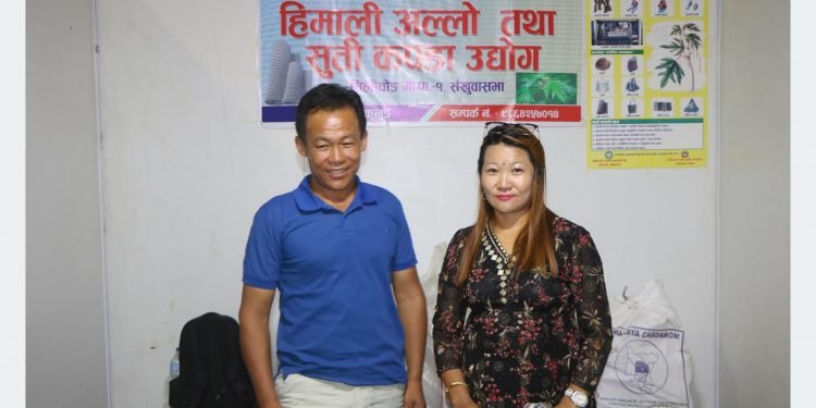 अल्लोको कपडा बुनेरै घरखर्च धानेका कुलुङ दम्पती