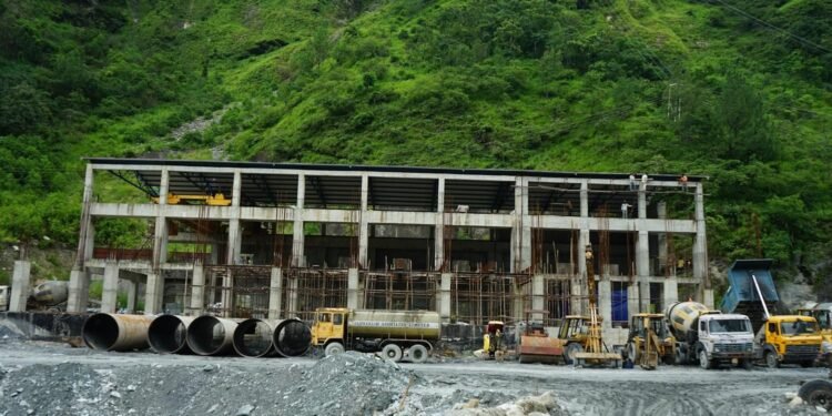 ठेकेदारले ज्याला नदिएको भन्दै राहुघाटका मजदुर आन्दोलित, निर्माण कार्य प्रभावित