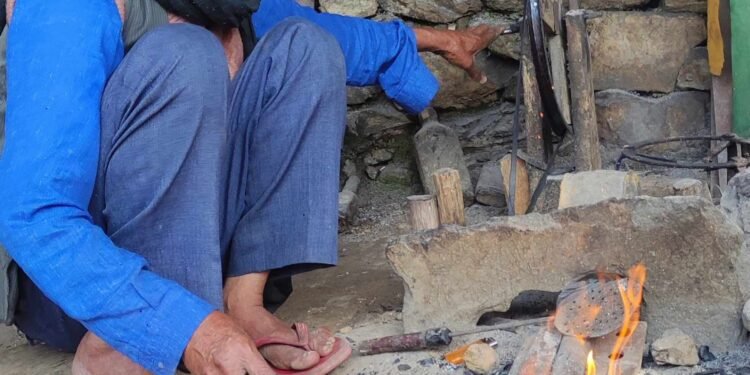 आरन पेसाले घर व्यवहार धान्न मुश्किल