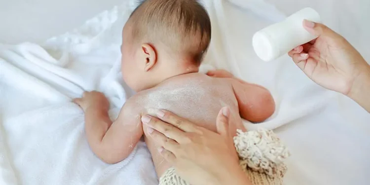 के तपाई बच्चाको अनुहार र शरीरमा क्रीम पाउडर लगाउनुहुन्छ ?