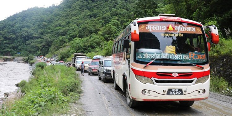 बाढी र पहिरोको जोखिम रहेकाले आज र भोलि रात्रिकालीन बस नचल्ने
