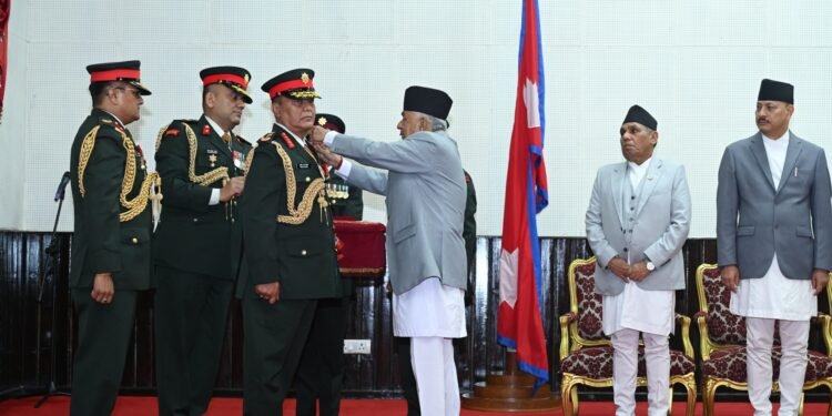 राष्ट्रपति पौडेलद्वारा नवनियुक्त प्रधानसेनापति सिग्देललाई दर्ज्यानी चिह्न प्रदान