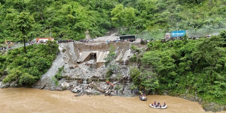 सिमलतालबाट त्रिशूली किनारमा ट्रक खस्यो