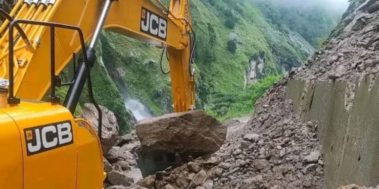 मनाङमा अविरल वर्षासँगै पहिरो, विद्युत र संचार सेवा अवरुद्ध