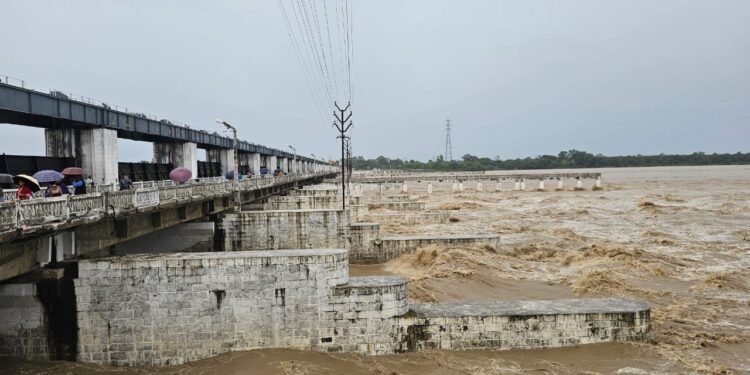 गण्डक ब्यारेजमा पानीको बहाव उच्च, सबै ढोका खोलियो