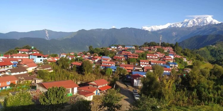 पर्यटक पर्खिरहेको घलेगाउँ