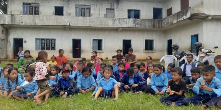 सहाराविहीन विद्यार्थी पढाइरहेका प्रअ भन्छन्- ‘बोर्ड पनि फेर्न सकिएन’