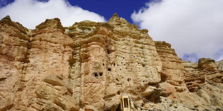 ‘जोङ्ग’ गुफा, जसले प्राचीन सभ्यताको झल्को दिन्छ !