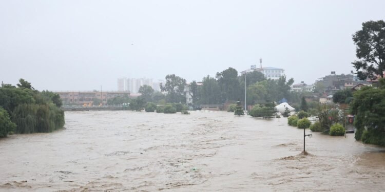 वर्षाले काठमाडौंसहितका विभिन्न सडकमा सवारी आवागमन प्रभावित