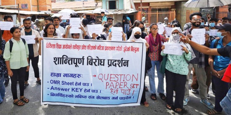 चिकित्सा शिक्षा आयोगकाे नतिजा प्रकाशनविरुद्ध विद्याथीहरु आन्दोलित