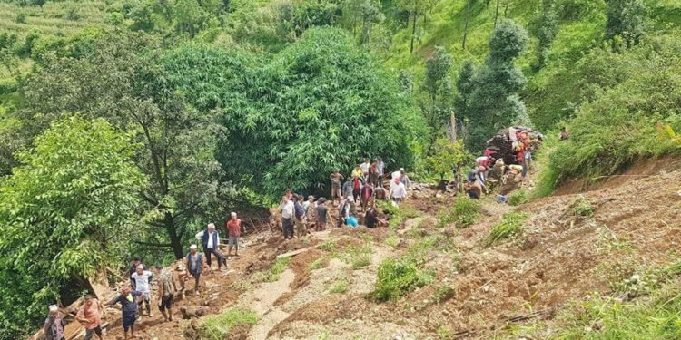 खोटाङमा पहिरोले ३३ घर पुरिए, तराईसँग सिधा सम्पर्क विच्छेद