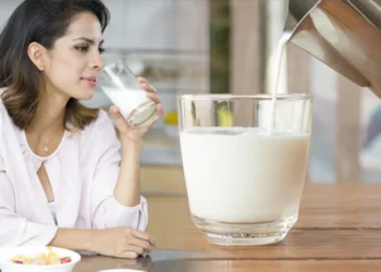 कस्तो स्वास्थ्य समस्या भएका व्यक्तिले दूध पिउनु हुँदैन ?