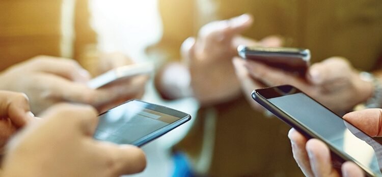 स्मार्ट फोनको युगमा टुकटुके मोबाइल झुण्ड्याएर सुत्नु पर्ने बाध्यता