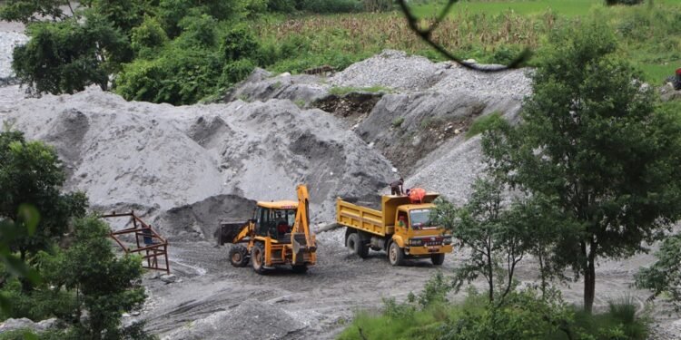 नदीजन्य पदार्थ उत्खनन रोकिँदा ढुङ्गा, गिट्टी, बालुवा चाल्ने मजदुर मारमा