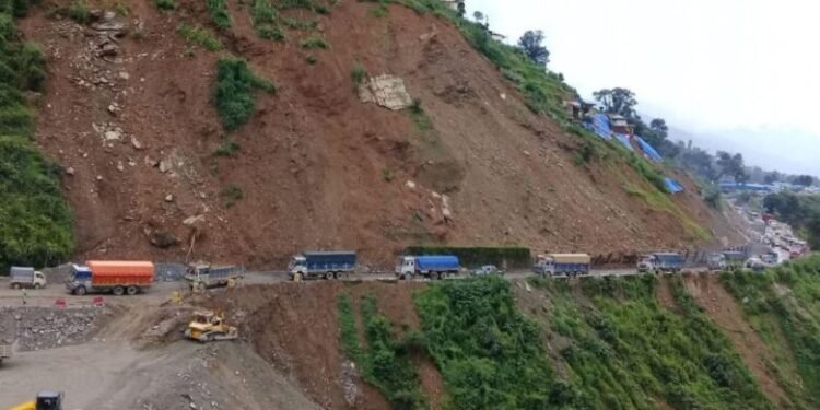 नागढुङ्गाको नागमन्दिरमा पहिरो, यातायात पूर्ण अवरुद्ध