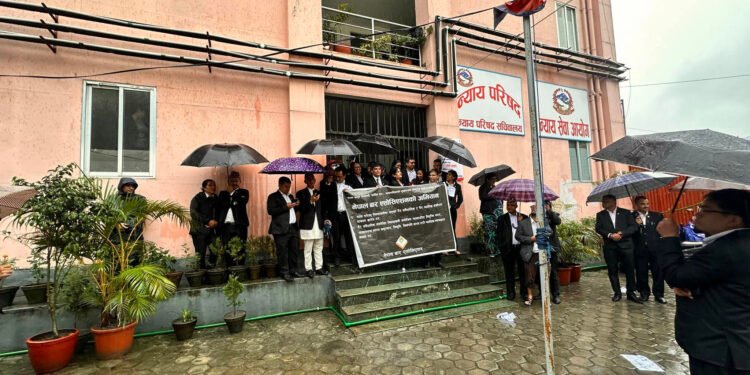 न्यायपरिषदमा भित्र बैठक, बाहिर प्रदर्शन