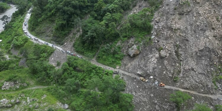 सकसपूर्ण मुक्ति यात्रा : बाढी, कटान र पहिरोको चुनौती