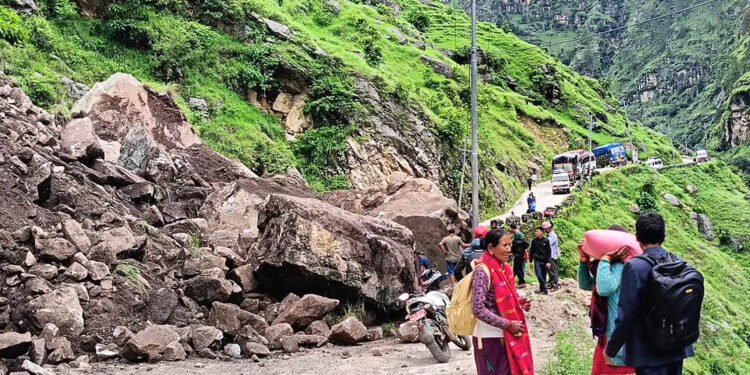 दुई ठाउँमा पहिरो, कर्णाली राजमार्ग फेरि अवरुद्ध