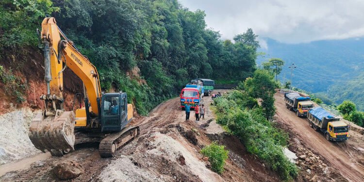 बाढीपहिरोले देशभरका ४८ वटा मुख्य राजमार्ग अवरुद्ध,