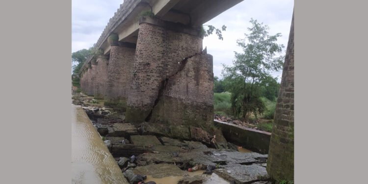 पर्साको तिलावे पुलको पिलर भत्कियो, आवतजावतमा समस्या