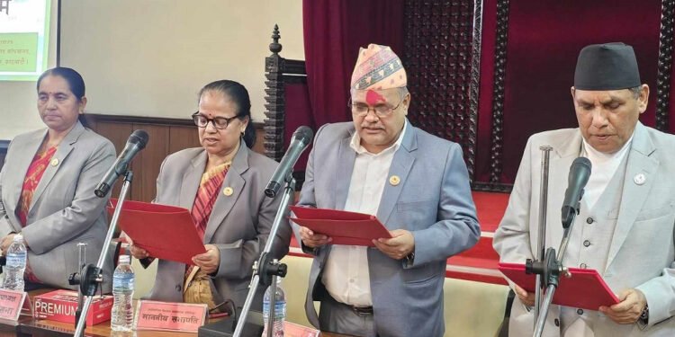राष्ट्रियसभा अध्यक्षसमक्ष नवनिर्वाचित समिति सभापतिले लिए शपथ