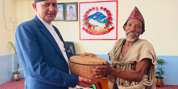 दसैँ खर्चका माग्न ‘कोसी’ उपहार, मुख्यमन्त्री कार्यालय पुगे दिलबहादुर