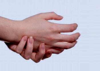 रिसले हात काँप्नु कुन रोगको संकेत हो ?