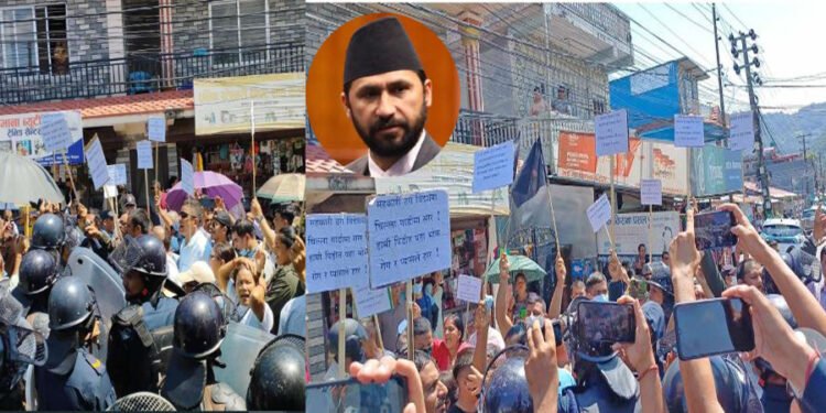 सहकारी पीडितले देखाए रास्वपा सभापतिलाई कालो झन्डा , सूर्यदर्शन सहकारीको रकम फिर्ता गर्न माग