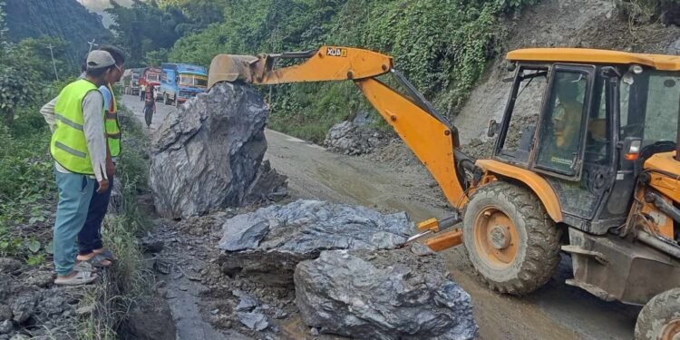 पृथ्वी राजमार्गको मौवा खोला मुग्लीन सडक खण्ड अवरुद्ध