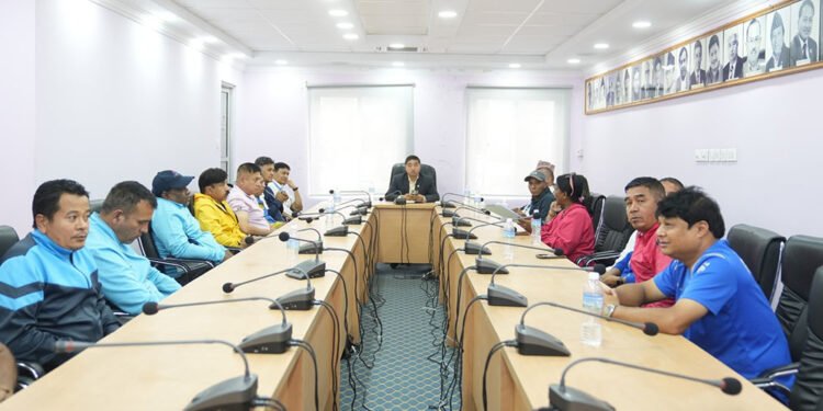 विभिन्न खेलका प्रशिक्षकहरुसँग सदस्य सचिवको छलफल